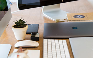 任航未出牌挥手击中阿苏埃后脑，致其痛苦倒地