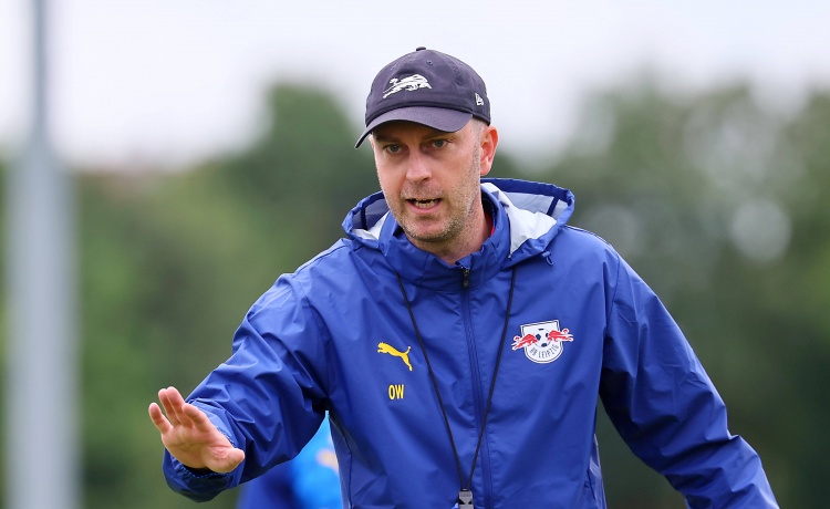 官方渠道-莱比锡教练坦言球队处于过渡阶段需耐心调整 但已准备好与拜仁一较高下