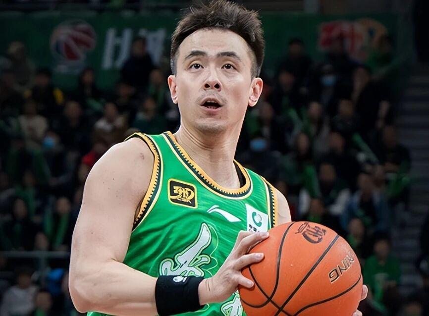 英雄联盟赛事官网直播中心-辽宁男篮赵继伟引球迷不满，广东前功勋外援再就业，四川官宣换帅